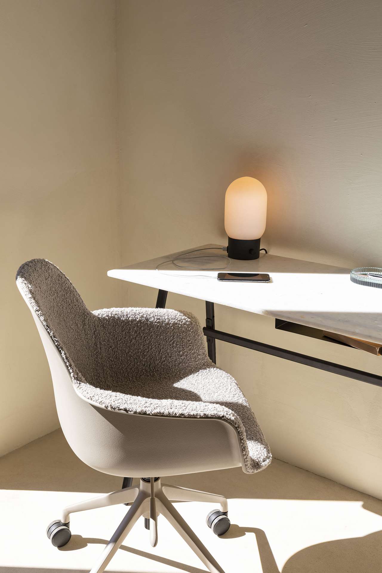 zuiver-loods5-urban-charger-desklamp-office-armchair-albert-kuip-good-plastic-desk