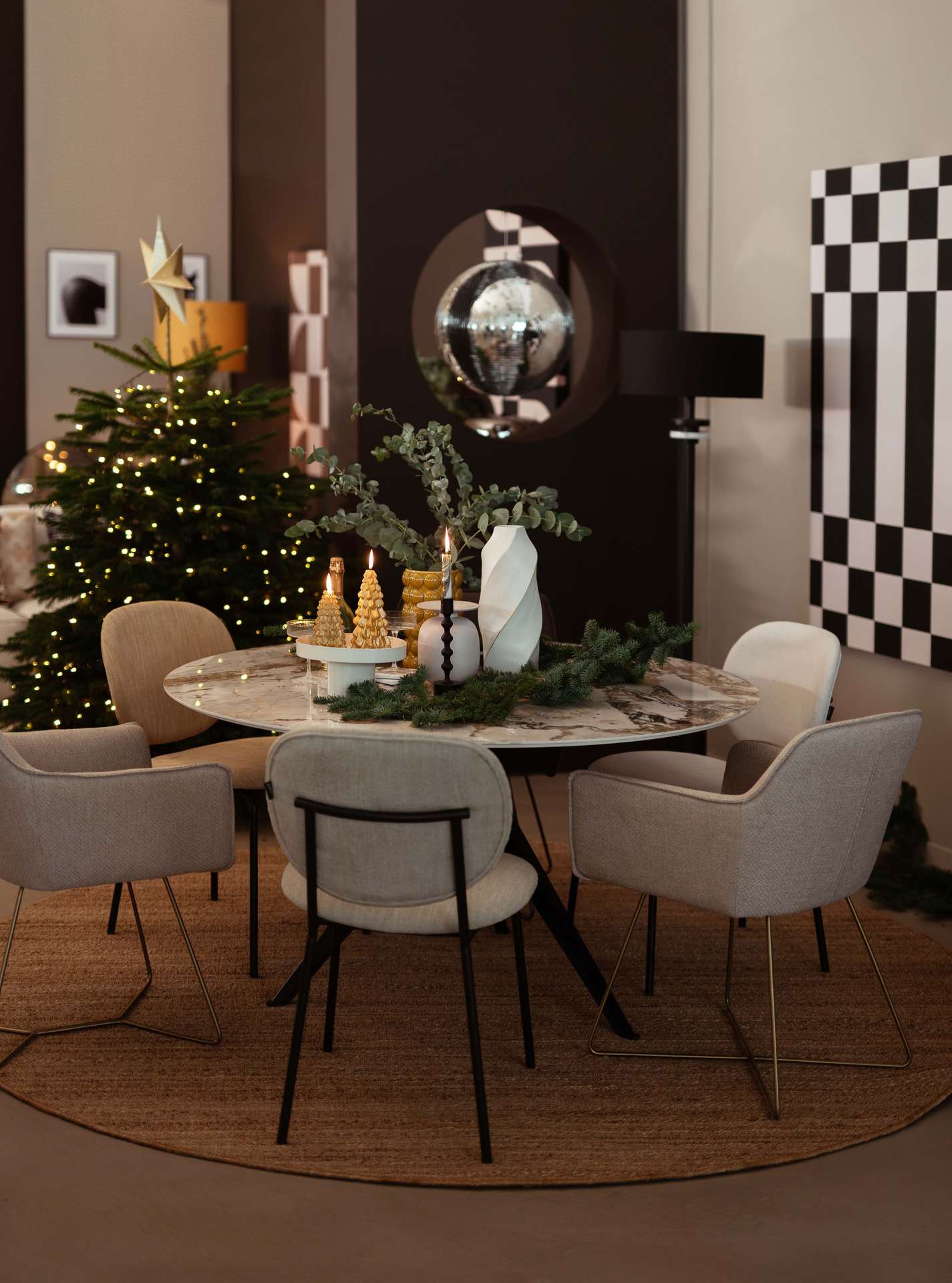 Verzamel rond de kerstboom met kerstcadeaus van Loods 5