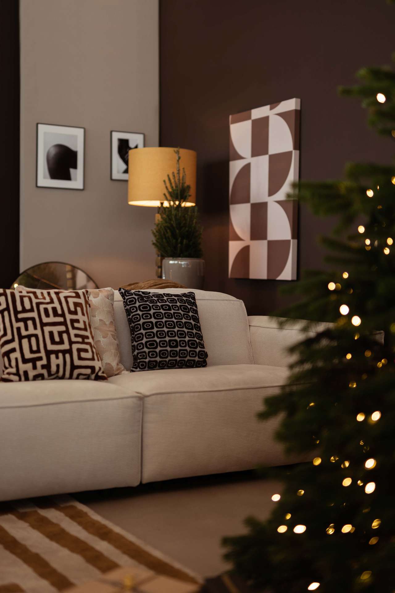 Verzamel rond de kerstboom met kerstcadeaus van Loods 5