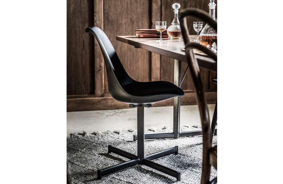 Eetkamerstoel Flow (set van 2) Stoelen Loods 5 vtwonen Flow kuipje metaal kunststof zwart | Industriële